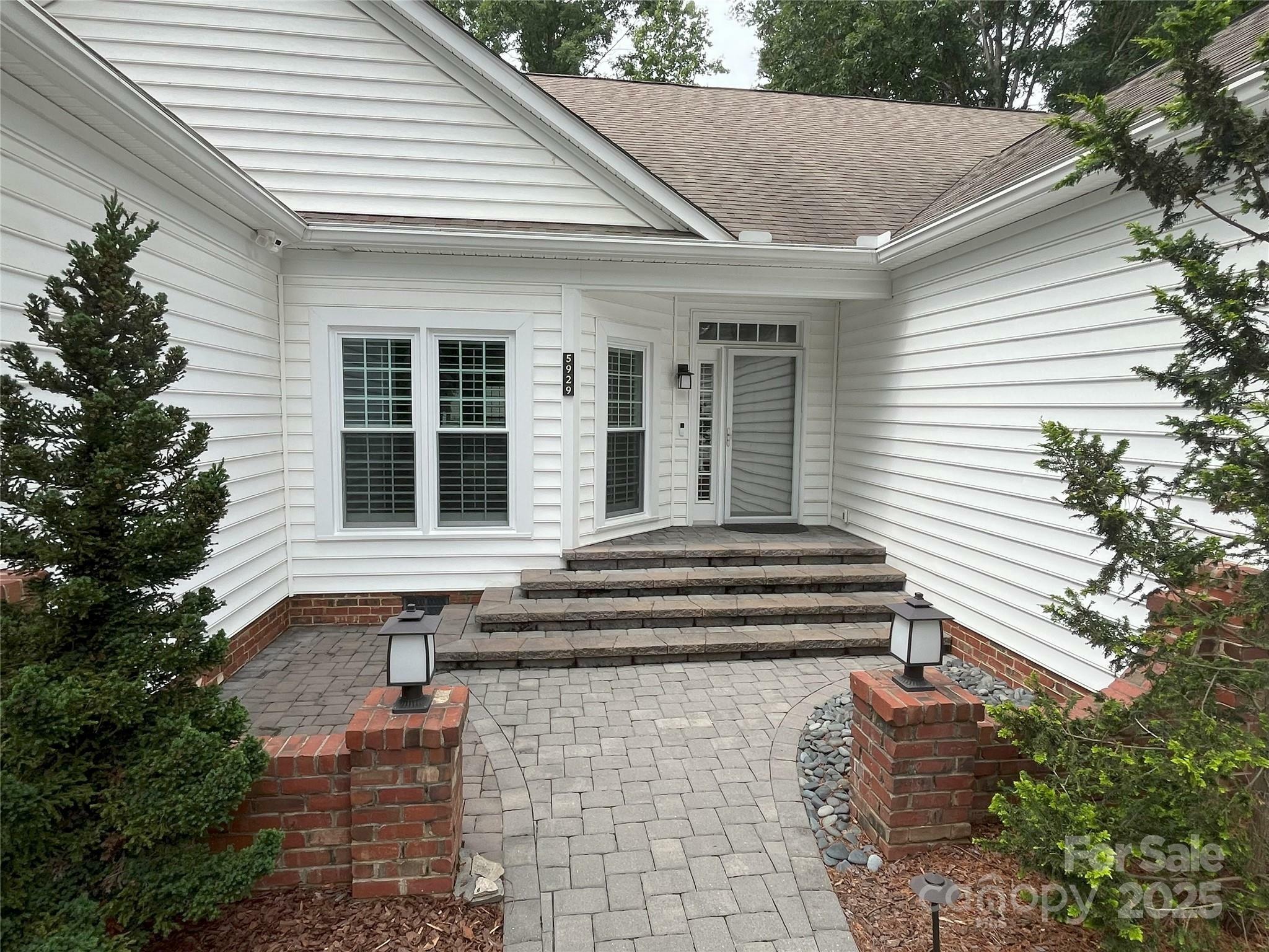 Property Photo: 5929 Waterelm Lane NC 28269