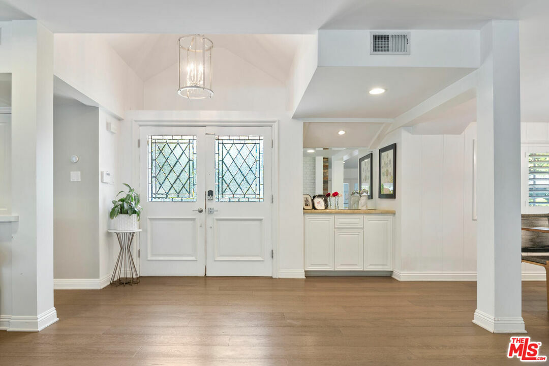 Property Photo: 4909 Encino Ter CA 91316