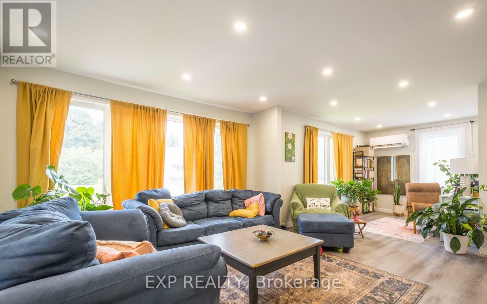 Photo de la propriété:  99 Bay Drive Unit A  ON K8N 1B4 