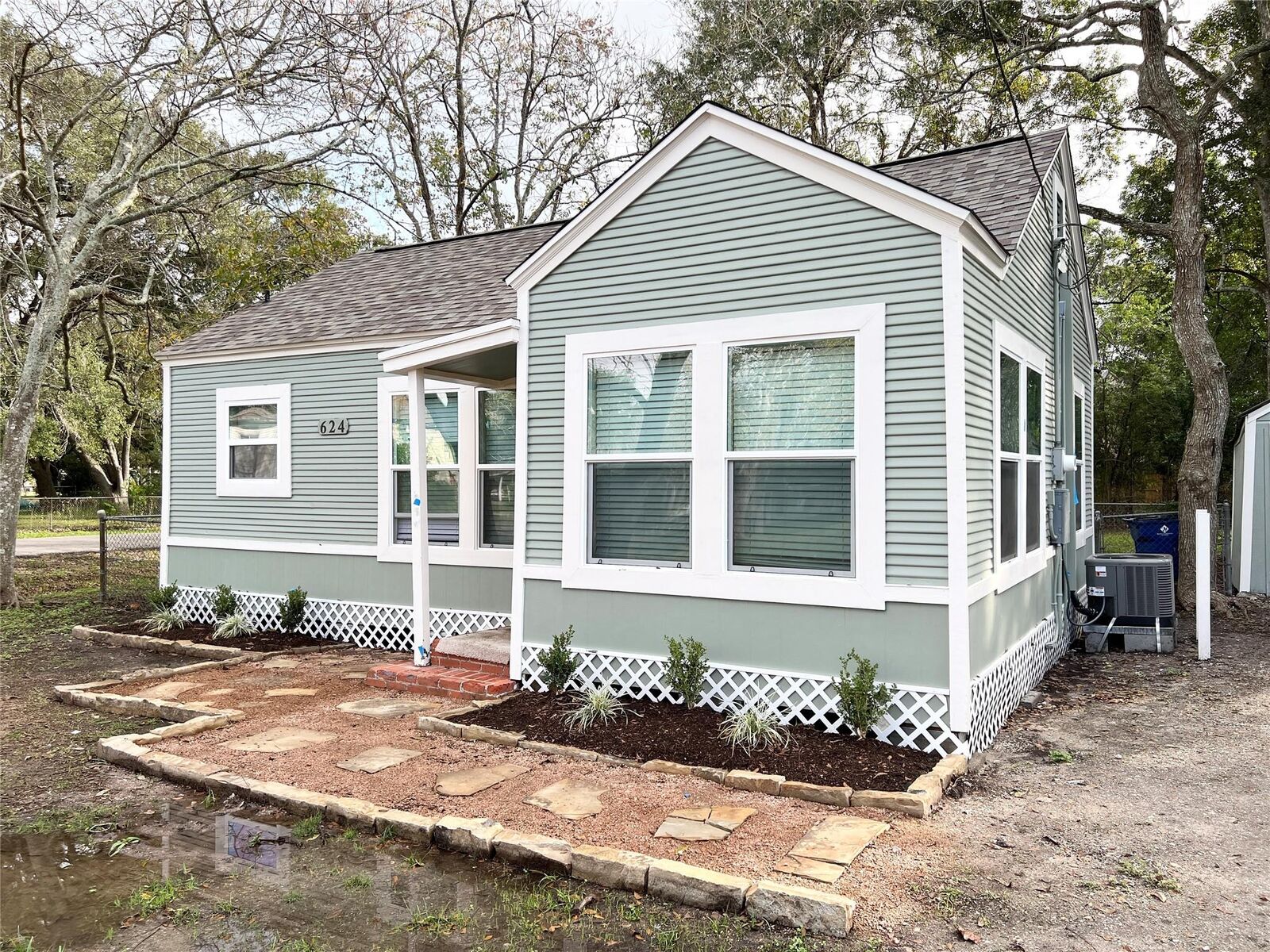 Property Photo:  624 E Magnolia  TX 77515 