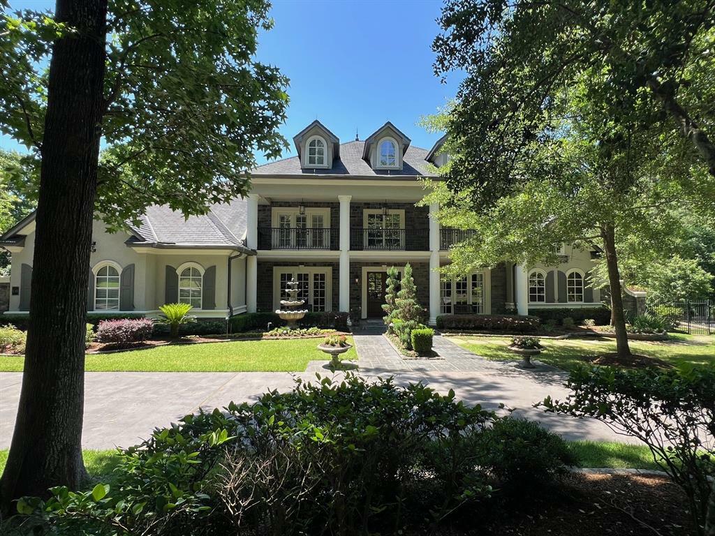 Property Photo: 119 S Trinity Oaks Circle TX 77381