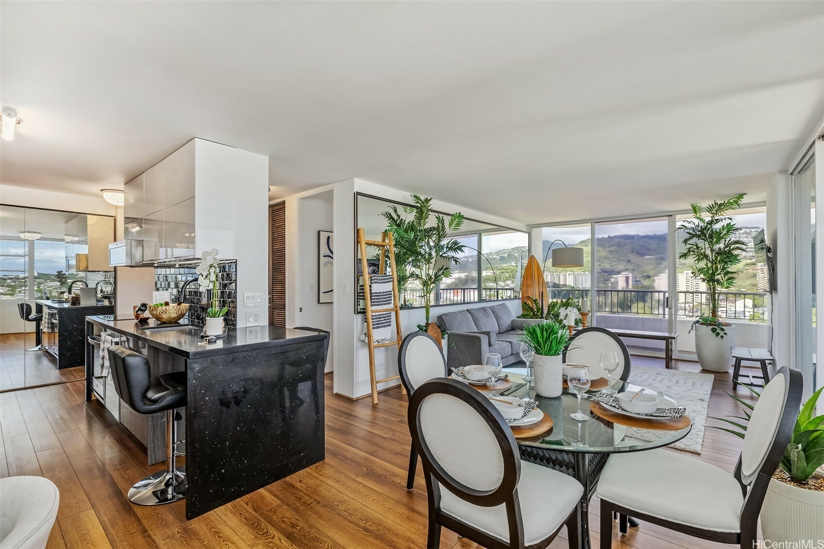 Property Photo: 2825 S King Street 1403 HI 96826