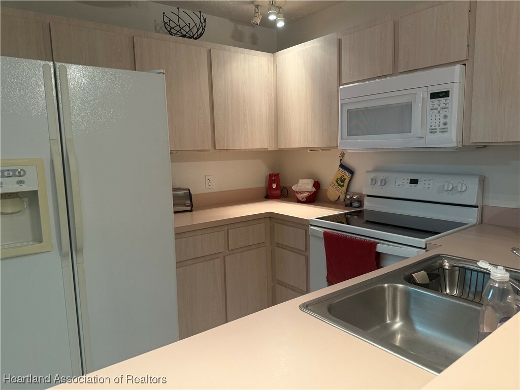 Property Photo: 126 Fairway Drive FL 33852