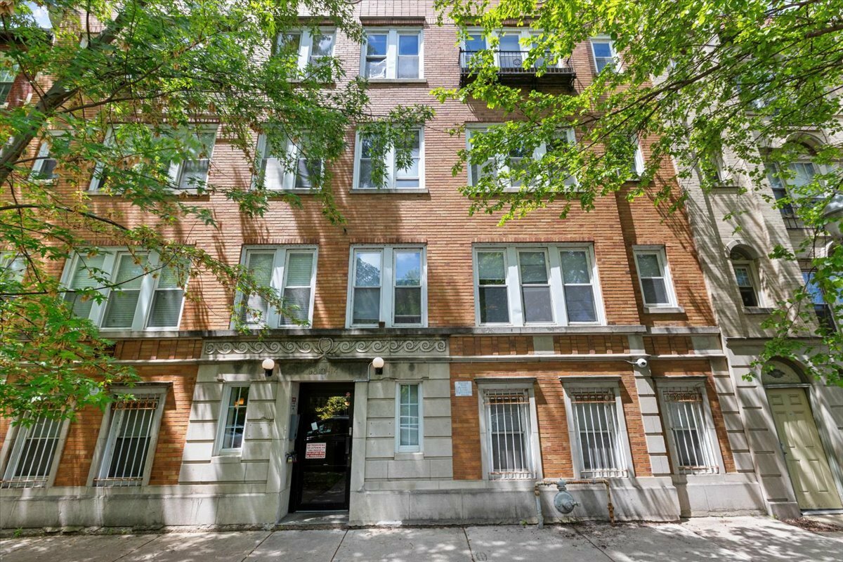 Property Photo: 6812 N Wayne Avenue 1G IL 60626