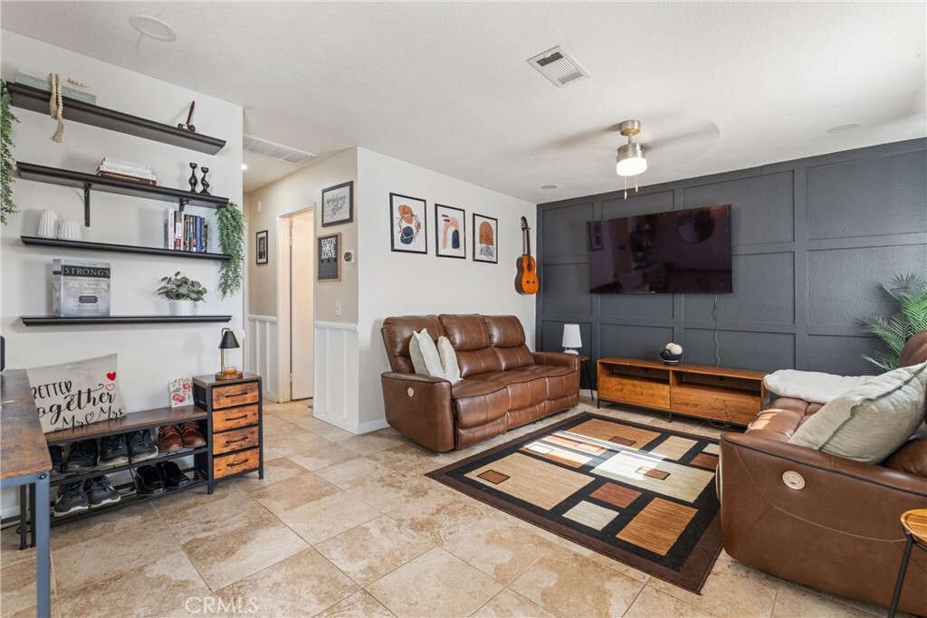 Property Photo: 42045 Thornbush Avenue CA 93536