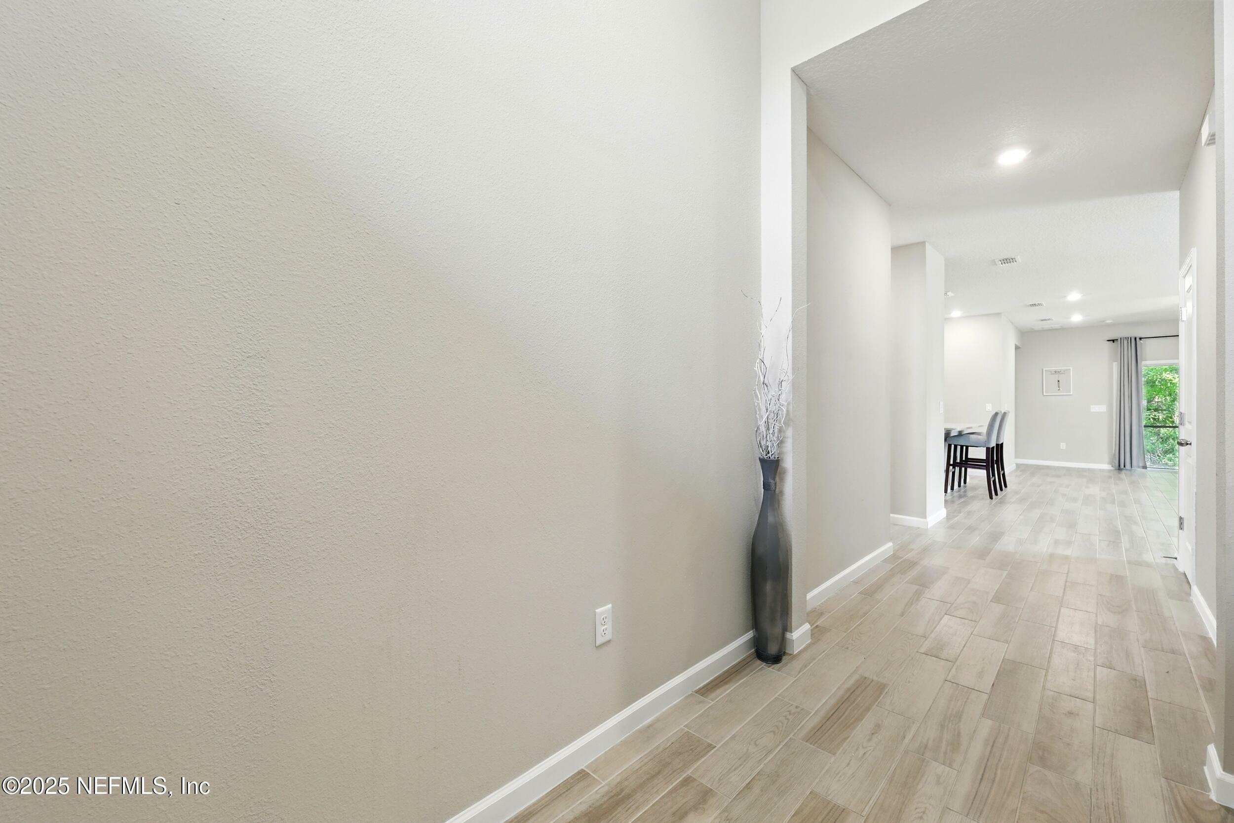 Property Photo: 905 Colon Lane FL 32218