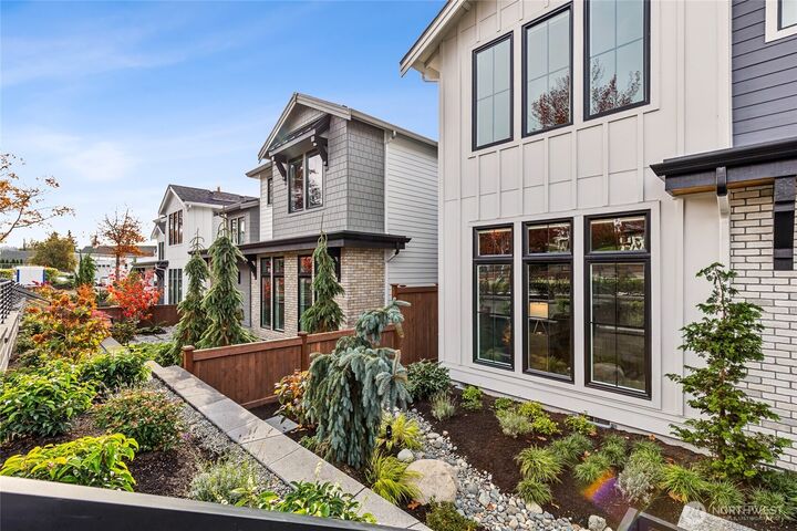 Property Photo:  215  8th Avenue W  WA 98033 