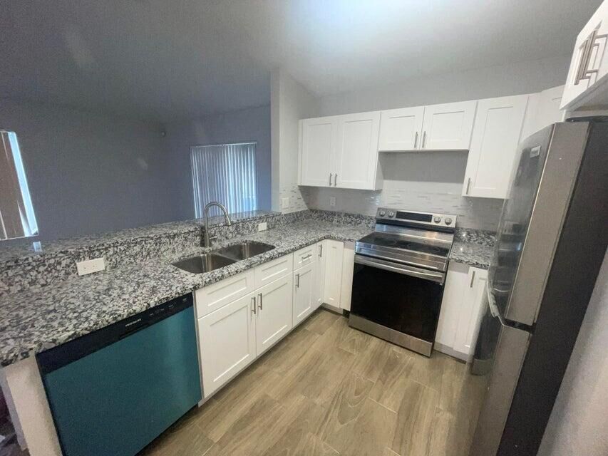 Property Photo:  1105 W 9th Street  FL 33404 