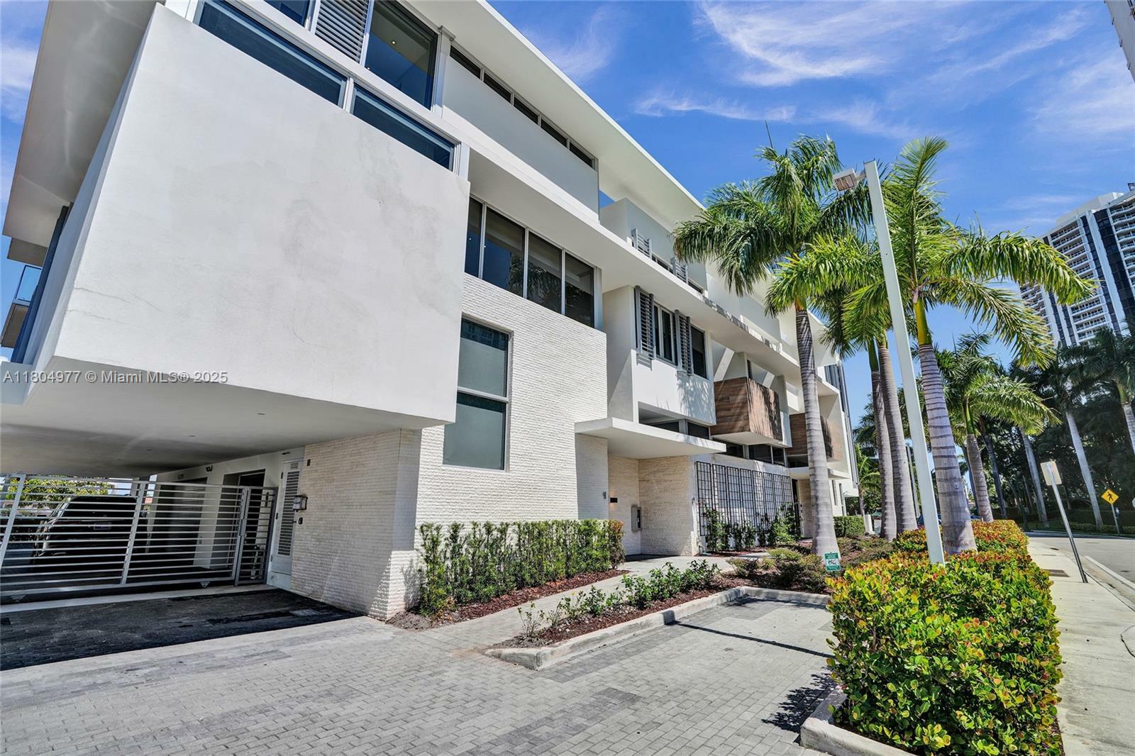 Property Photo: 3750 Yacht Club Dr Th1 FL 33180