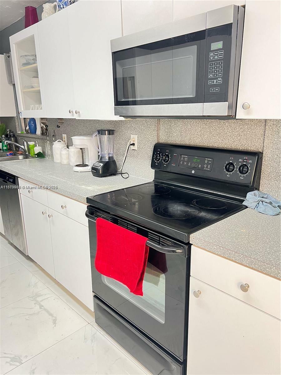 Property Photo: 710 N 66th Ter FL 33024