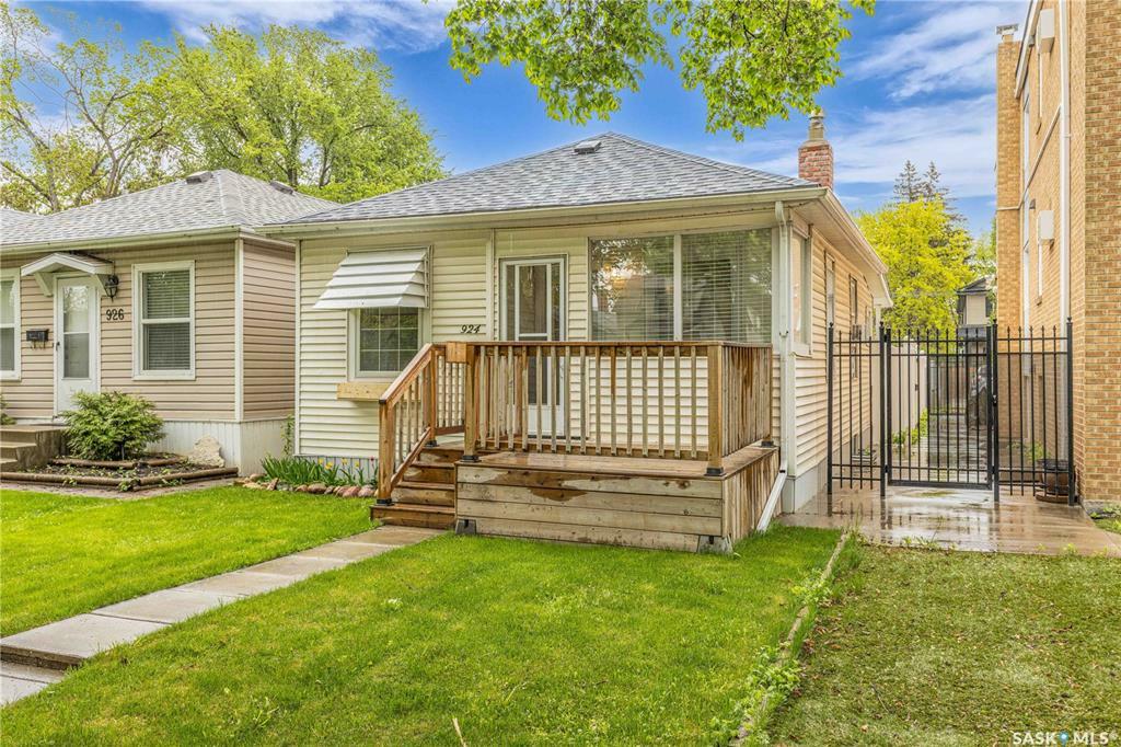Property Photo: 924 4th Avenue N SK S7K 2N6
