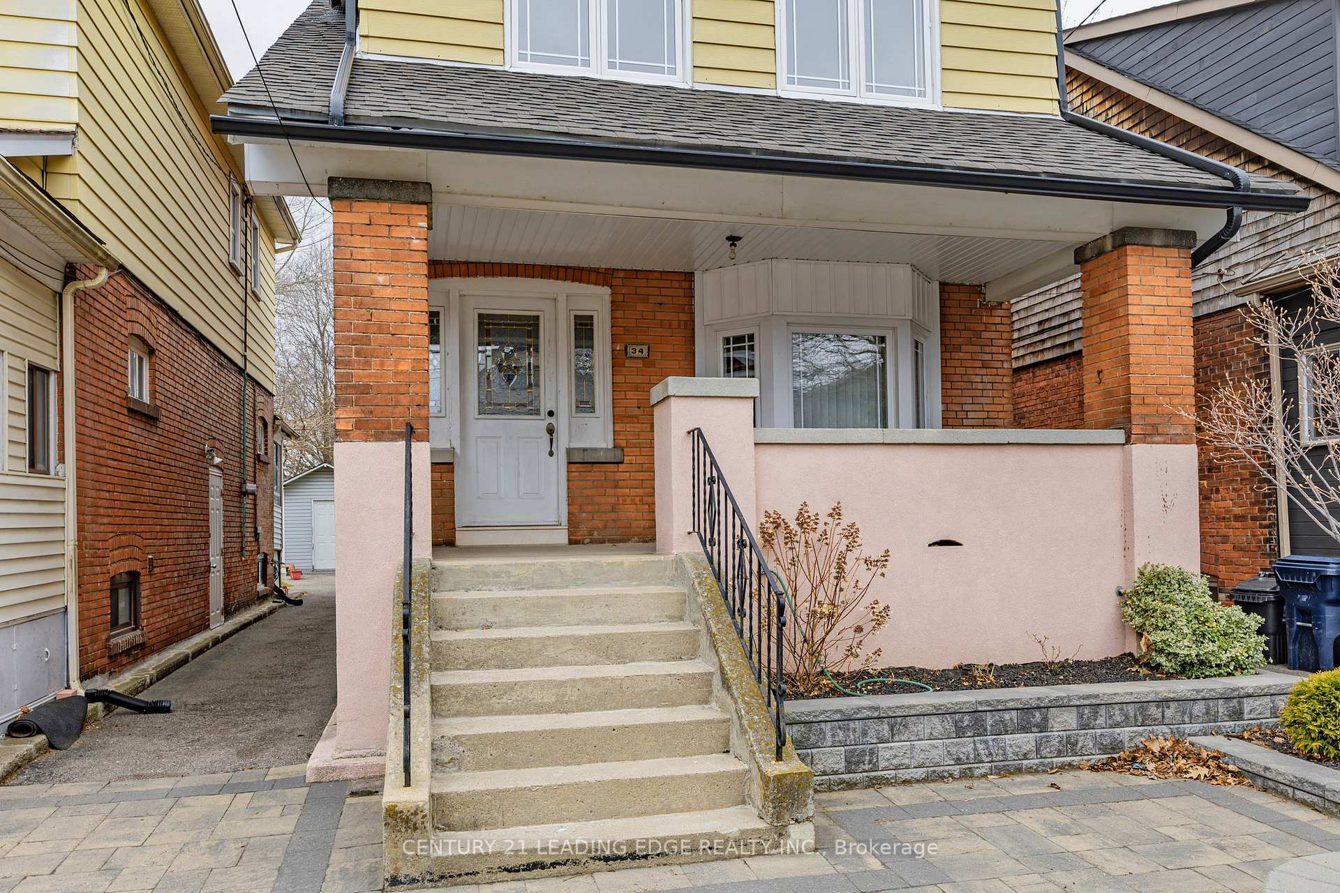 Photo de la propriété:  34 Chisholm Avenue  ON M4C 4V2 