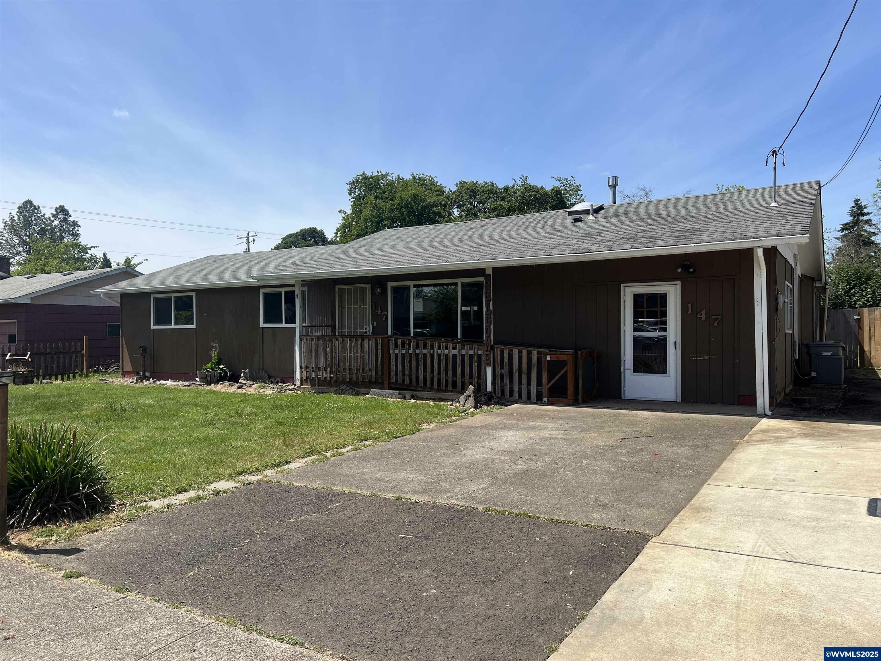 Property Photo:  147 NW Douglas St  OR 97338 