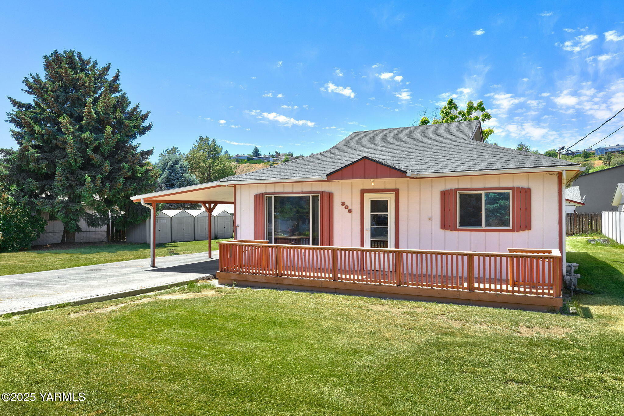Property Photo: 308 S 3rd St WA 98942