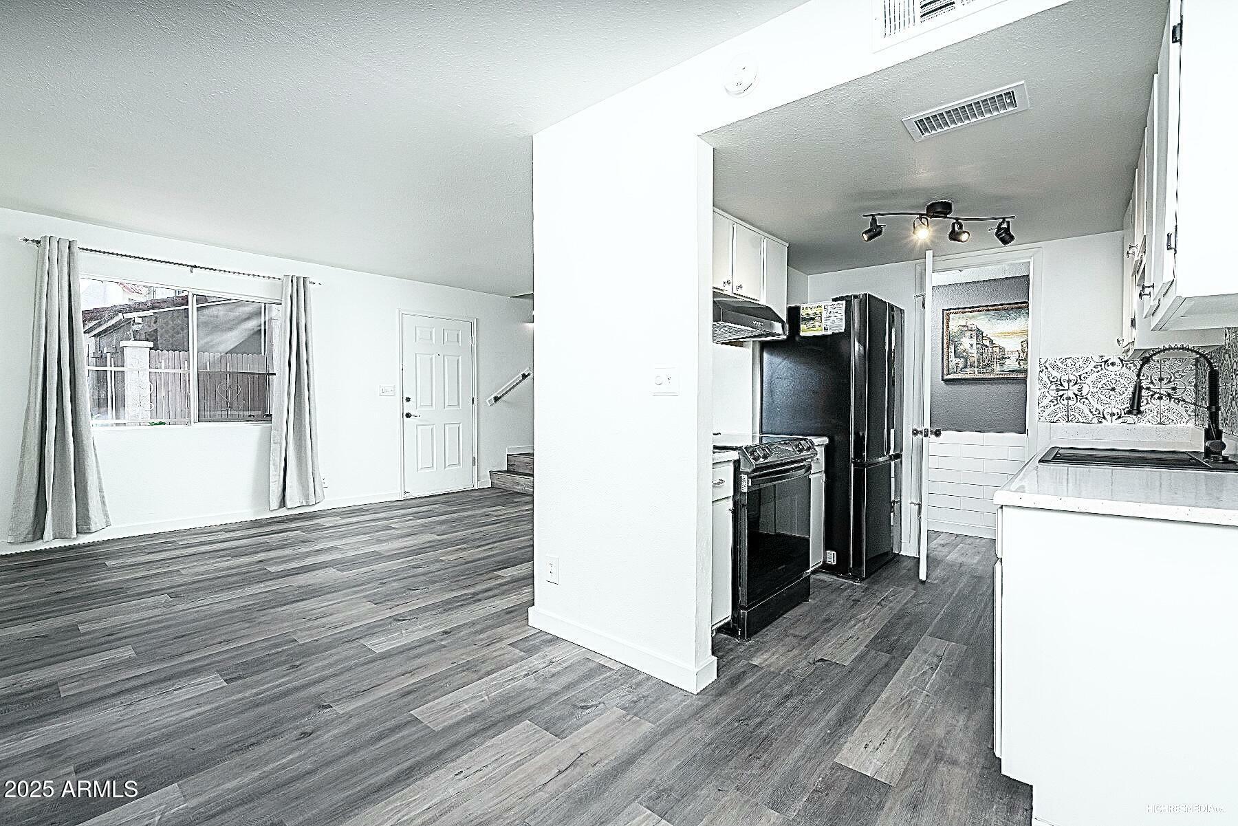 Property Photo: 1231 E Lawrence Lane AZ 85020