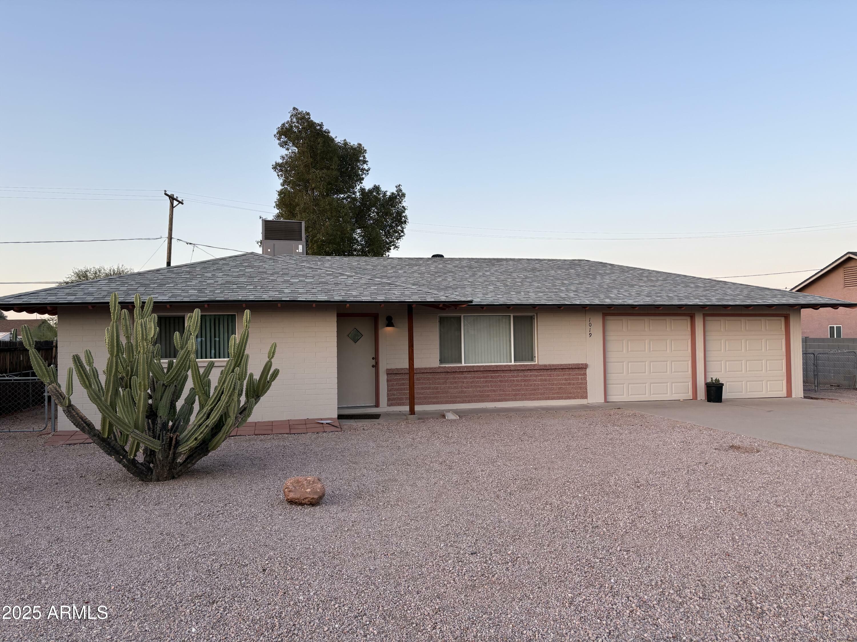 Property Photo: 1019 E Granada Avenue AZ 85119