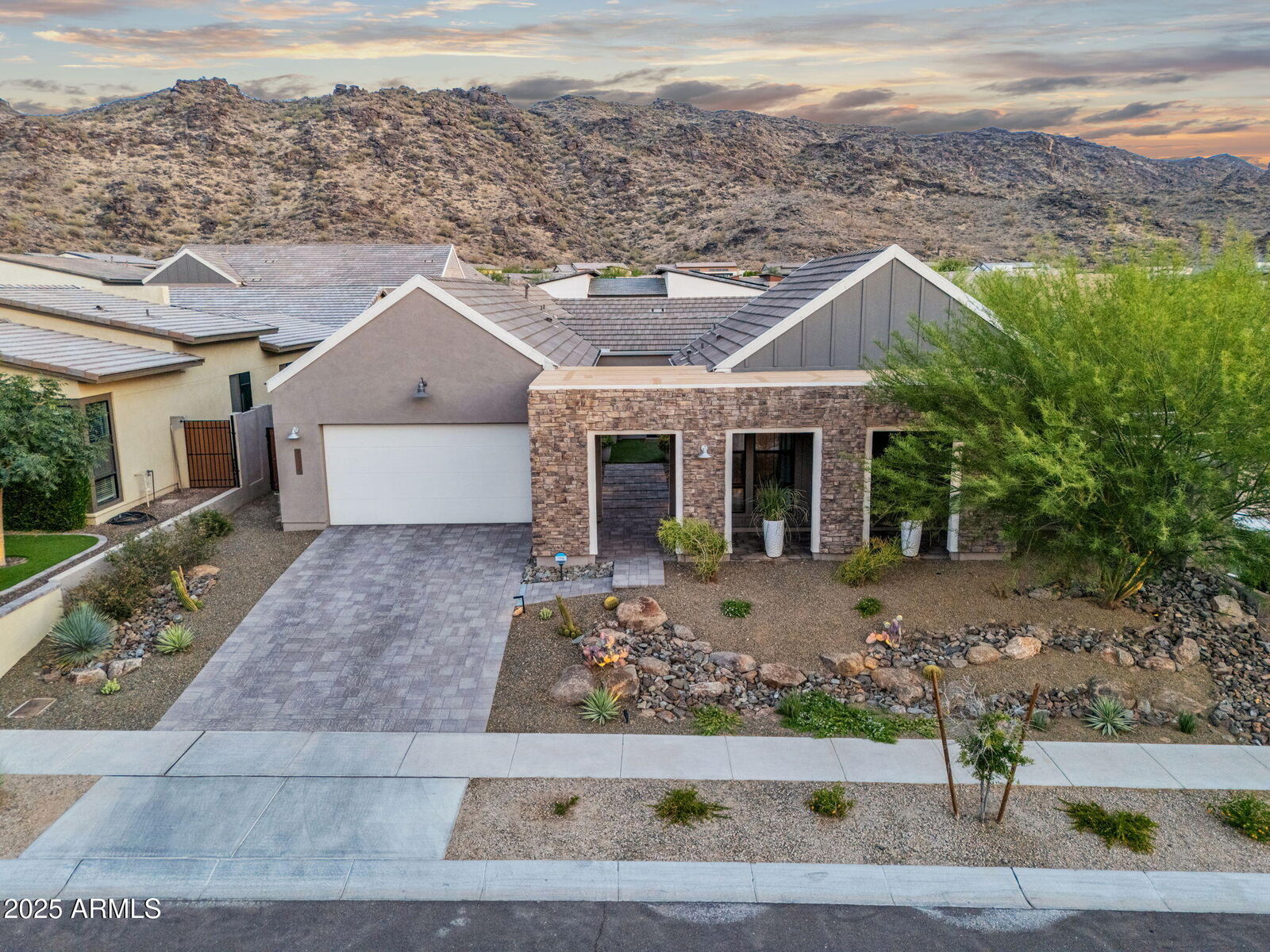 Property Photo: 1337 E Paseo Way AZ 85042