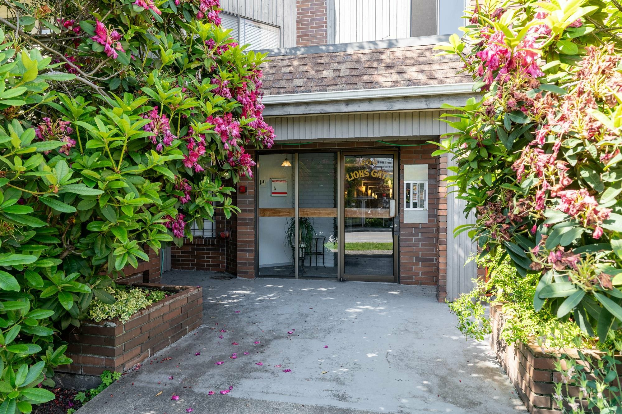 Property Photo: 206 E 15th Street 107 BC V7L 2R3