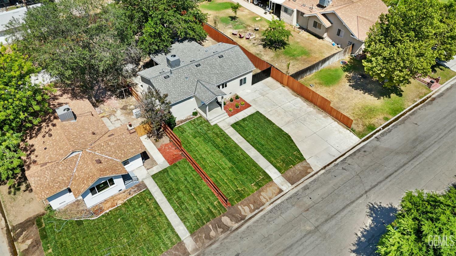 Property Photo: 405 Cypress Street CA 93304