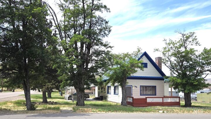 Property Photo:  495 1st Street East  OR 97907 