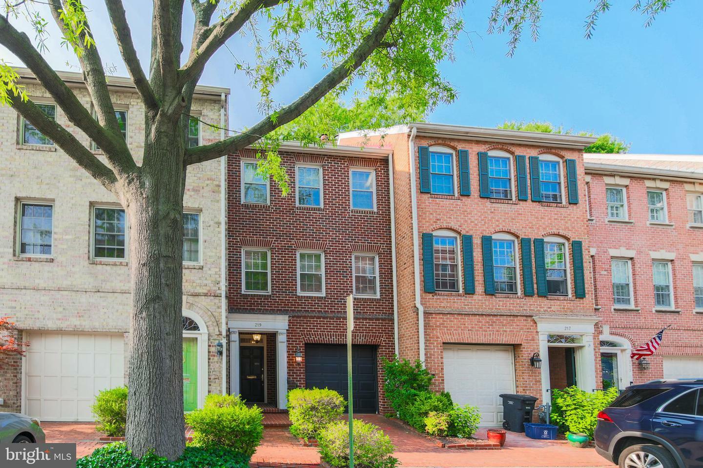Property Photo: 219 Princess Street VA 22314