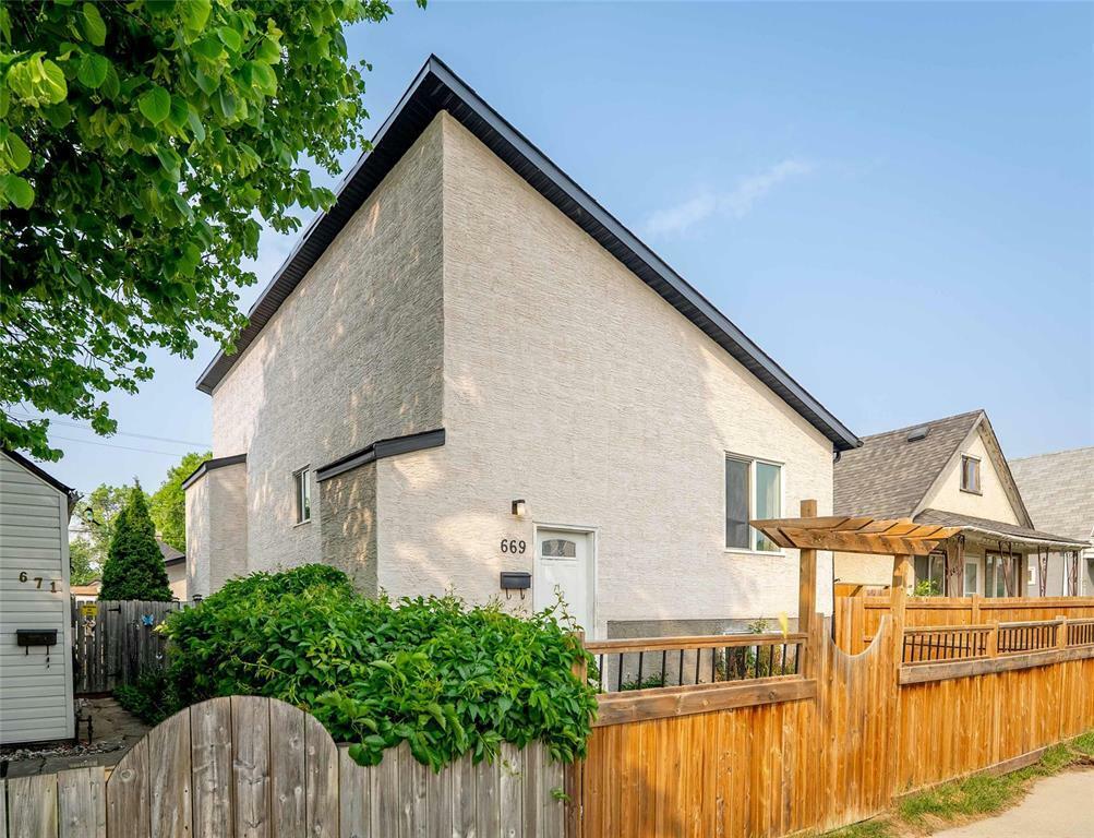 Property Photo: 669 Burrows Avenue MB R2W 2A9