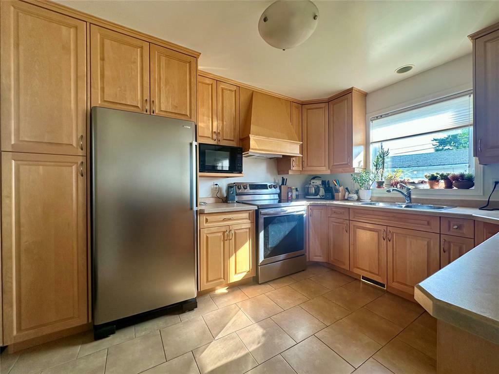 Property Photo: 212 Patrick Avenue MB R9A 1S6