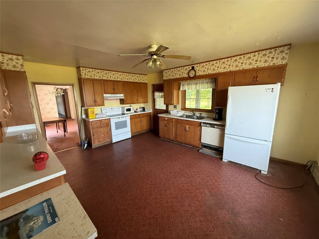 Property Photo: 21641 Irish Road PA 16412