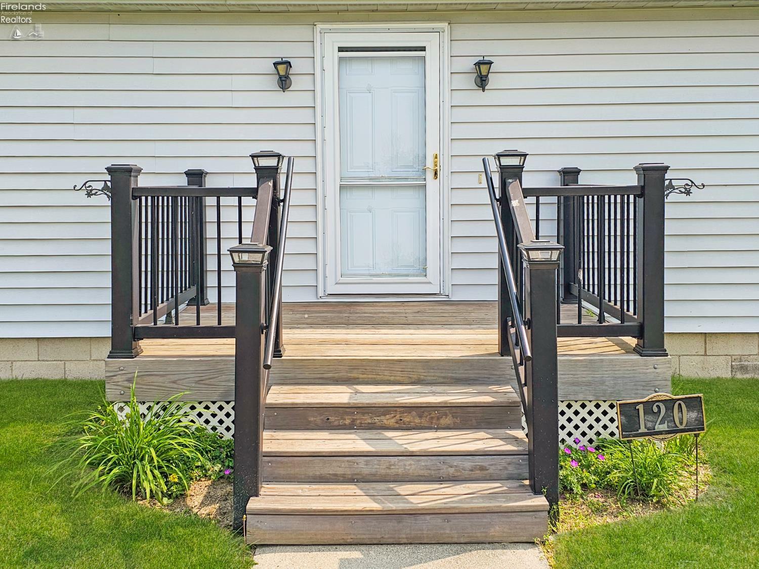Property Photo:  120 W Lincoln St  OH 43442 
