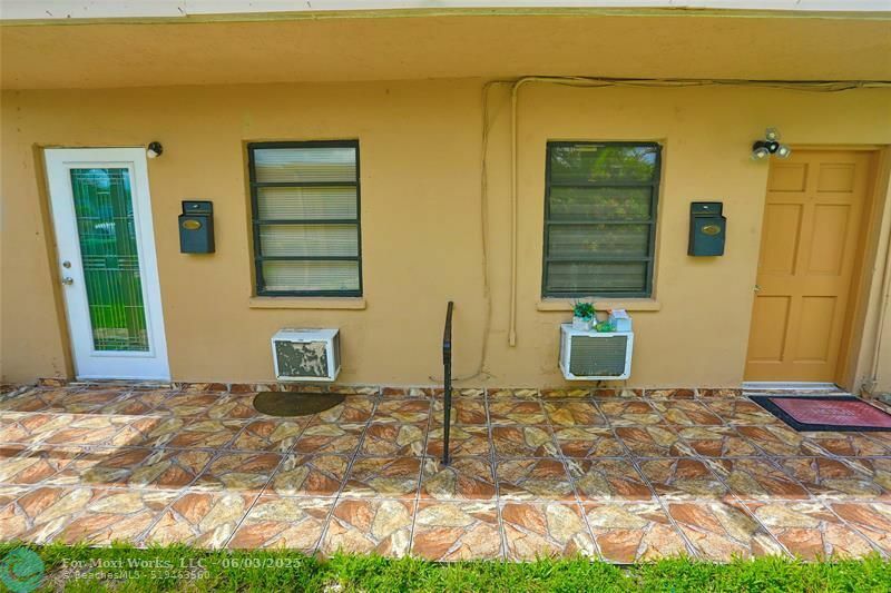 Property Photo: 1021 SW 24th Ave FL 33312