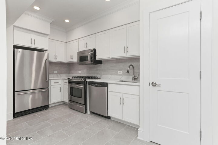 Property Photo:  40 W Elm Street 5C  CT 06830 