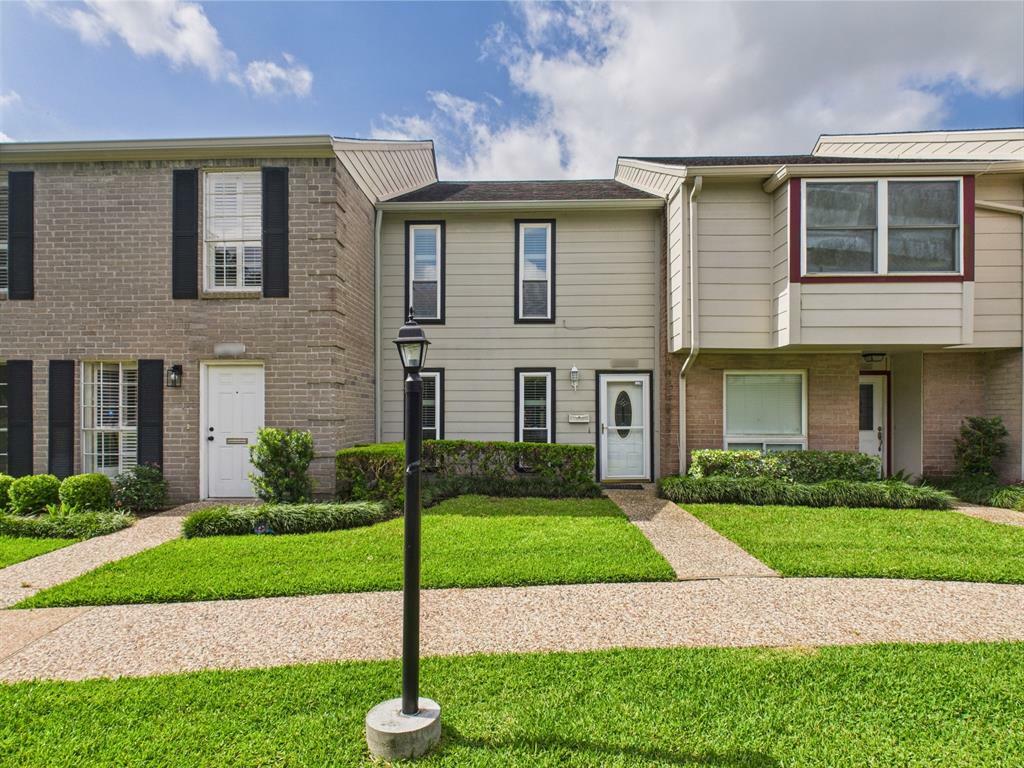 Property Photo: 10380 Briar Forest Drive 32/6 TX 77042