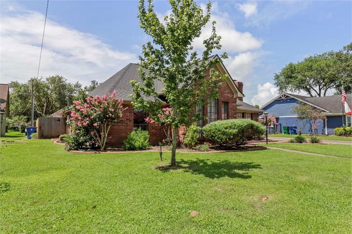 Property Photo:  37 N Erik Drive  TX 77515 