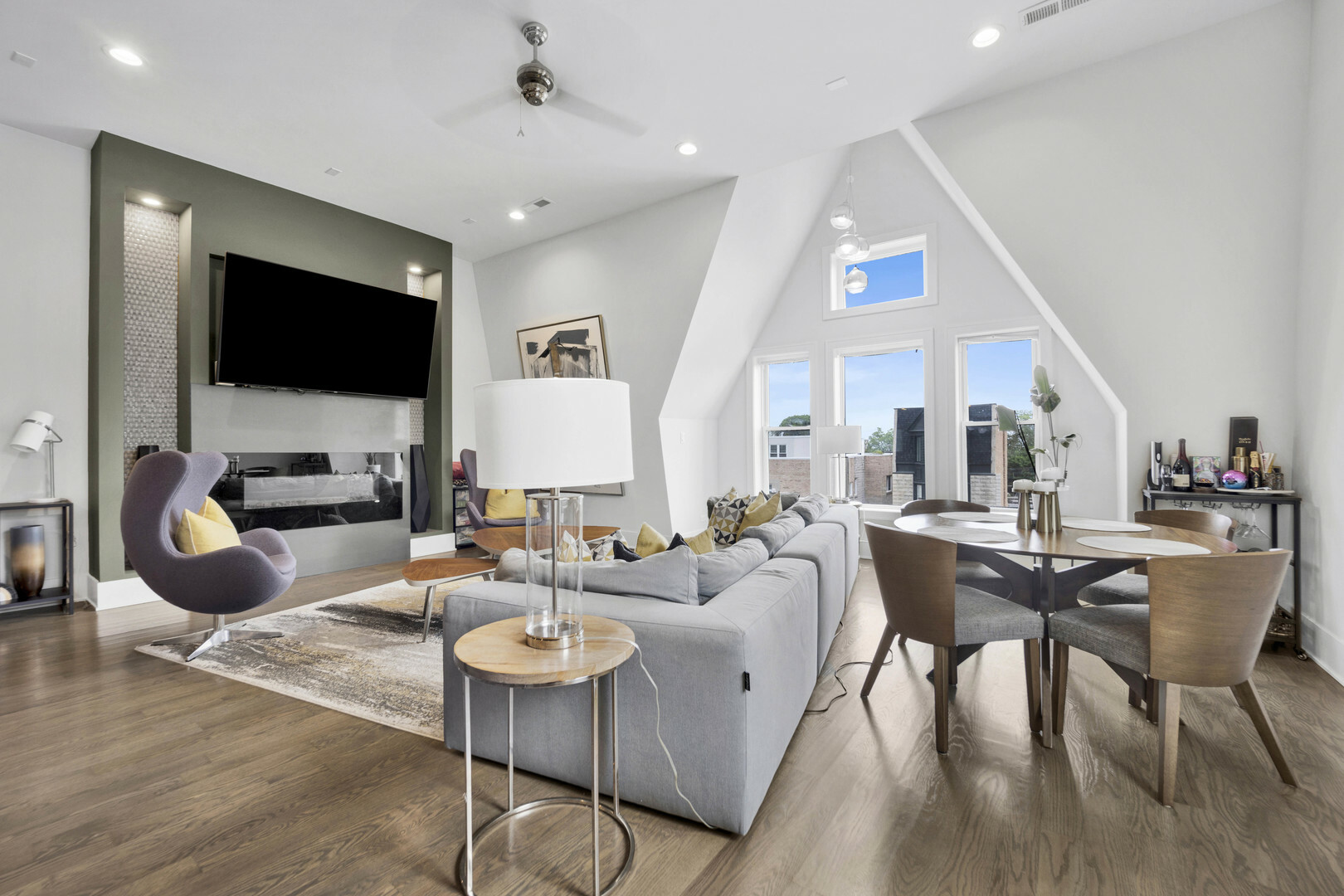 Property Photo: 4352 S Oakenwald Avenue 3 IL 60653