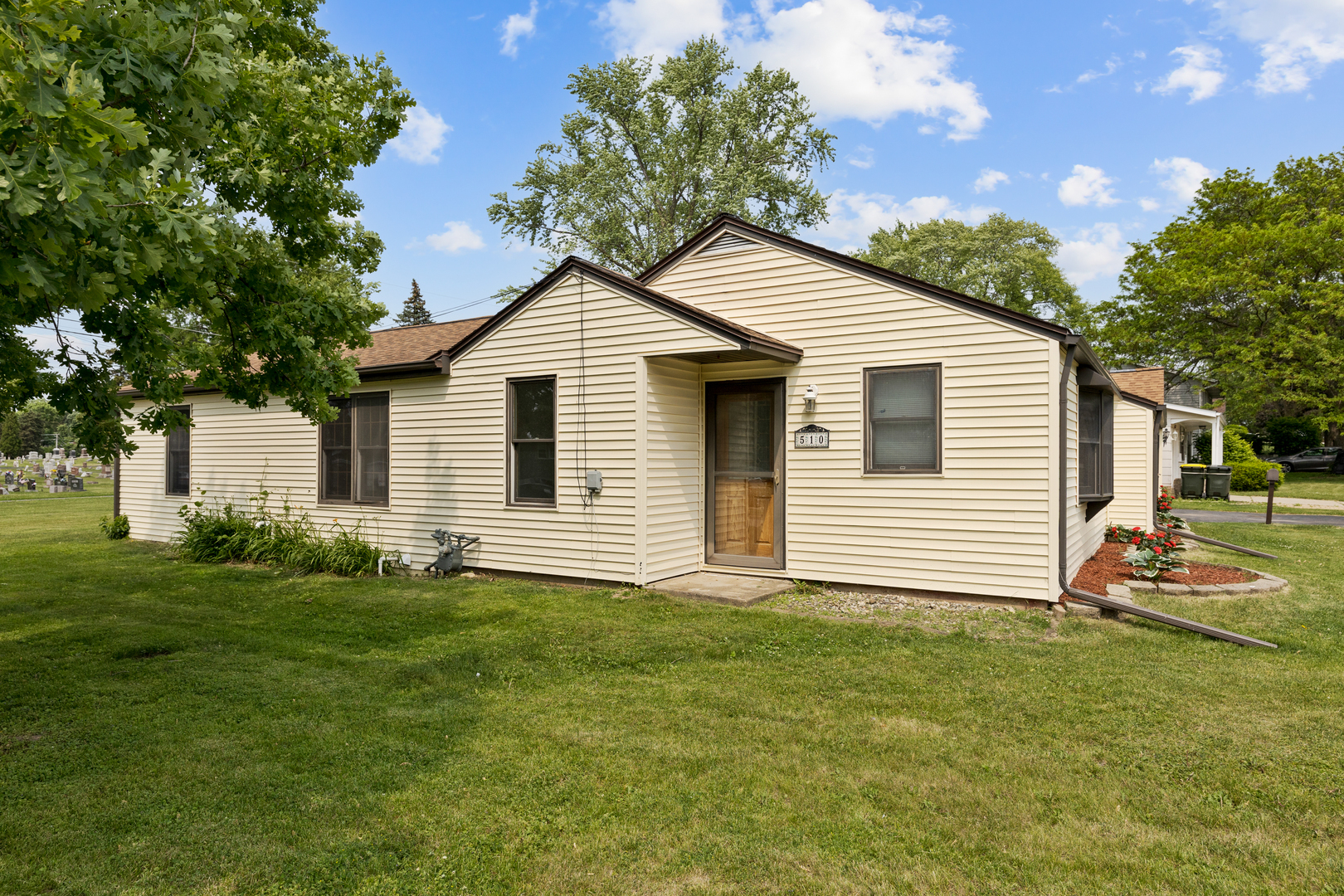 Property Photo: 510 S Sycamore Street IL 60135
