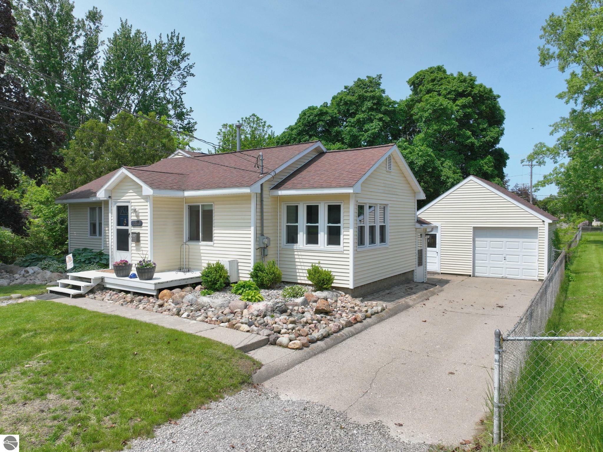 Property Photo: 1323 E High MI 48858