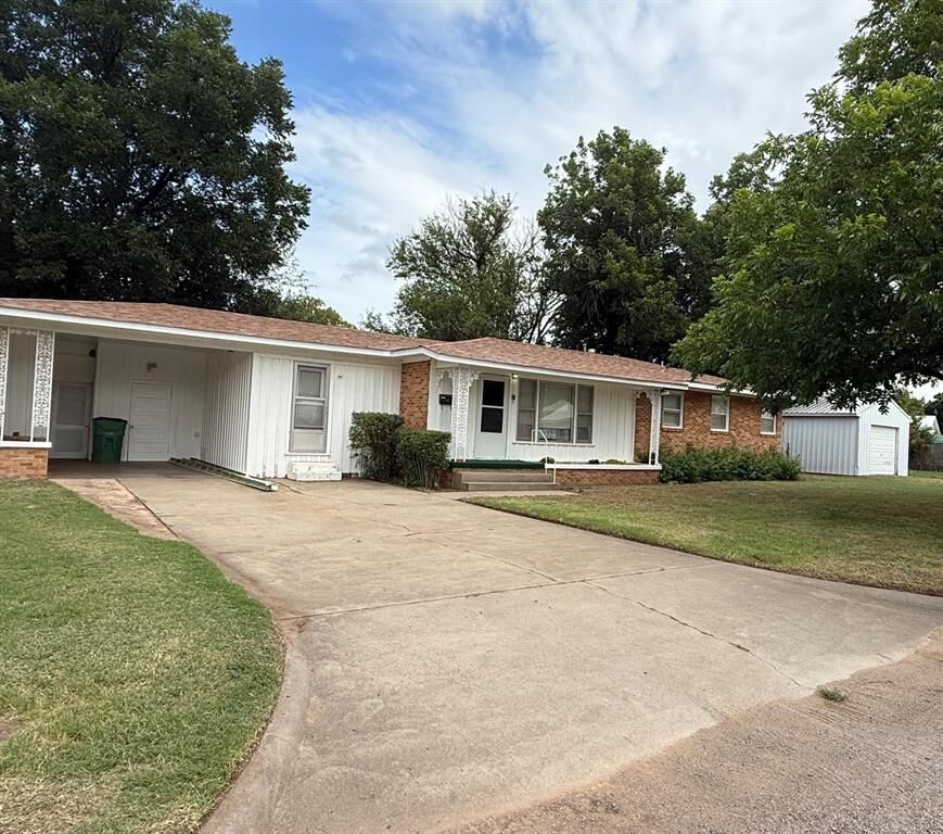 Property Photo:  1906 N Pennsylvania Avenue  OK 73554 