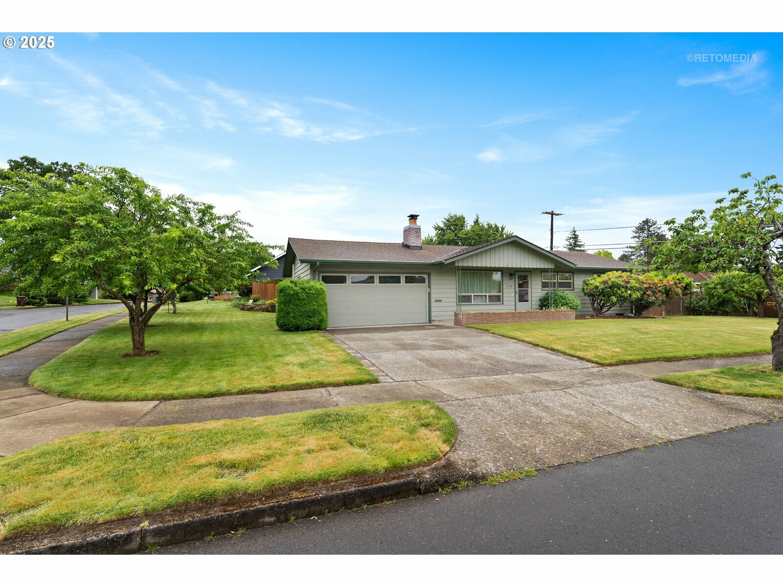 Property Photo:  13140 SW Edgewood St  OR 97225 