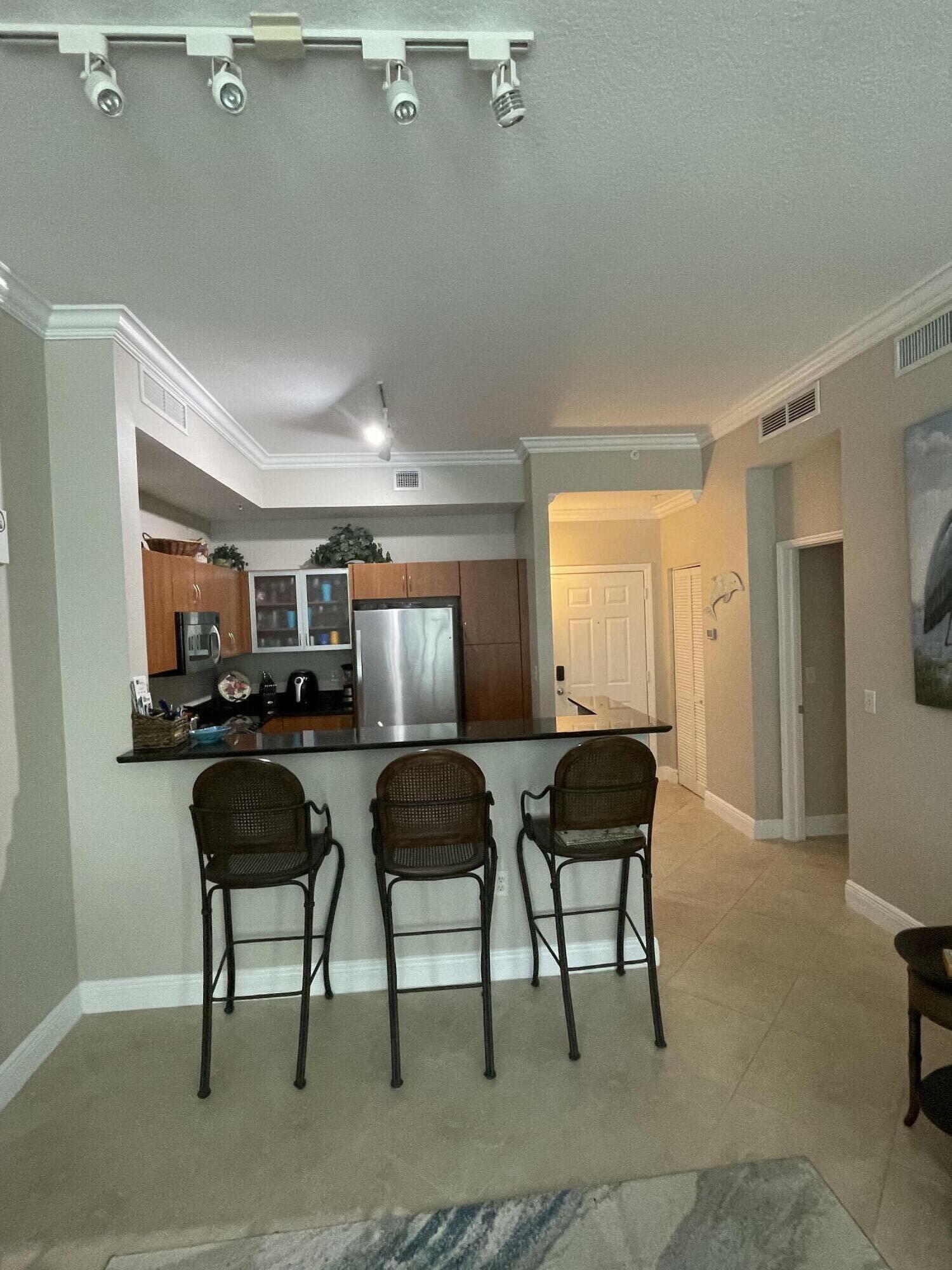 Property Photo: 806 E Windward Way E 623 FL 33462