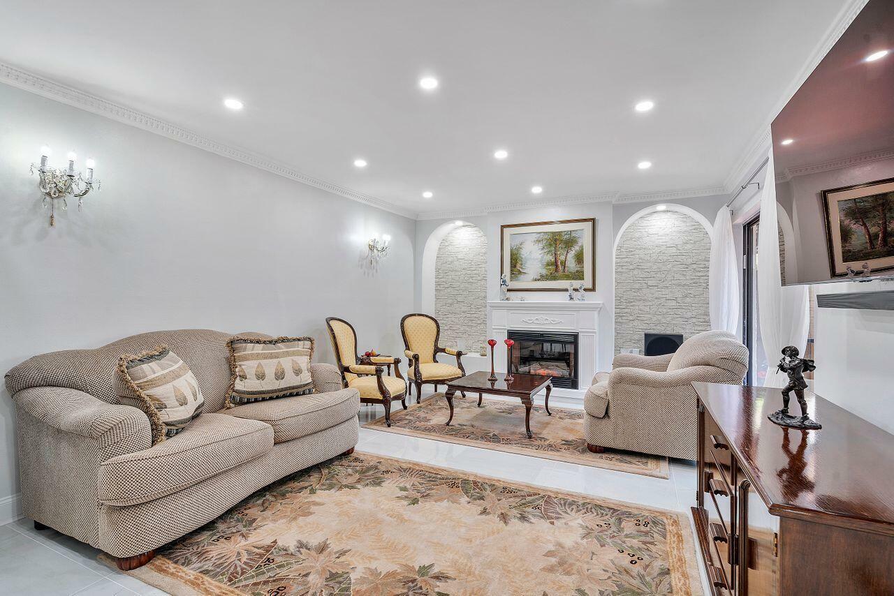 Property Photo: 7678 Courtyard Run W FL 33433