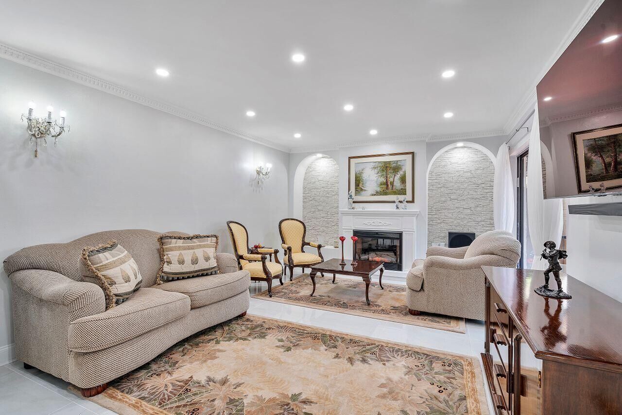 Property Photo:  7678 Courtyard Run W  FL 33433 