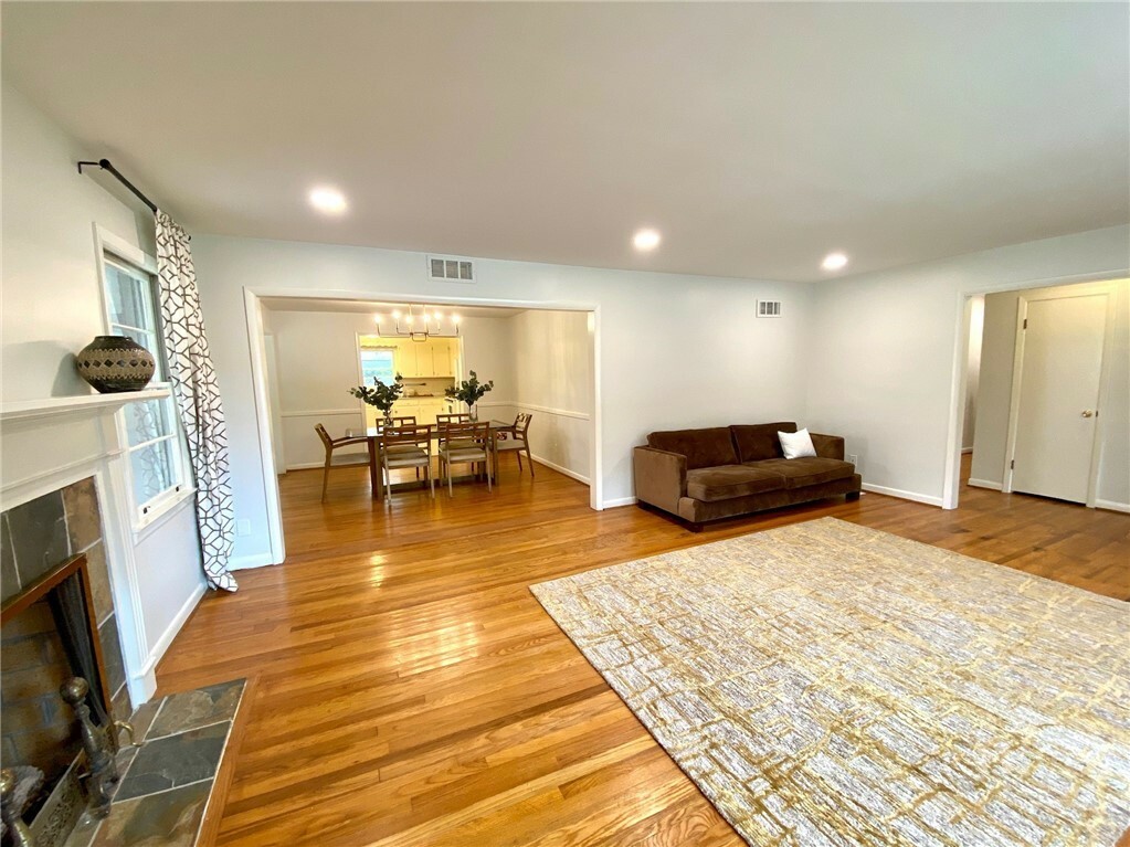 Property Photo:  5524 Reynolds Street  GA 31405 