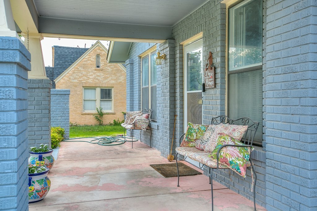 Property Photo: 415 S Monroe St TX 76901