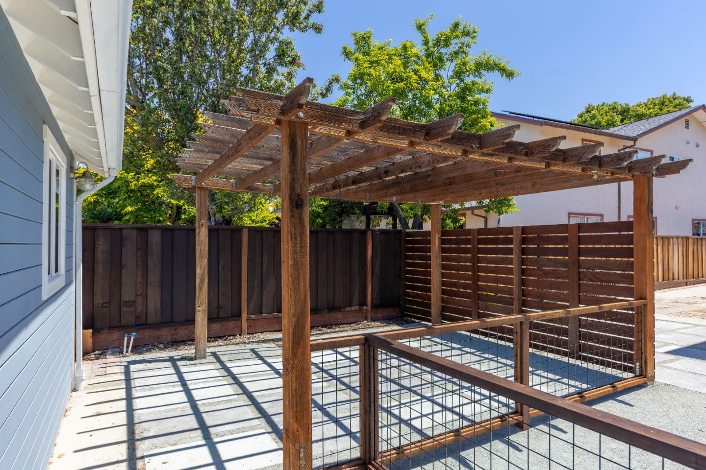 Property Photo:  616 Redwood Ave 616  CA 94061 
