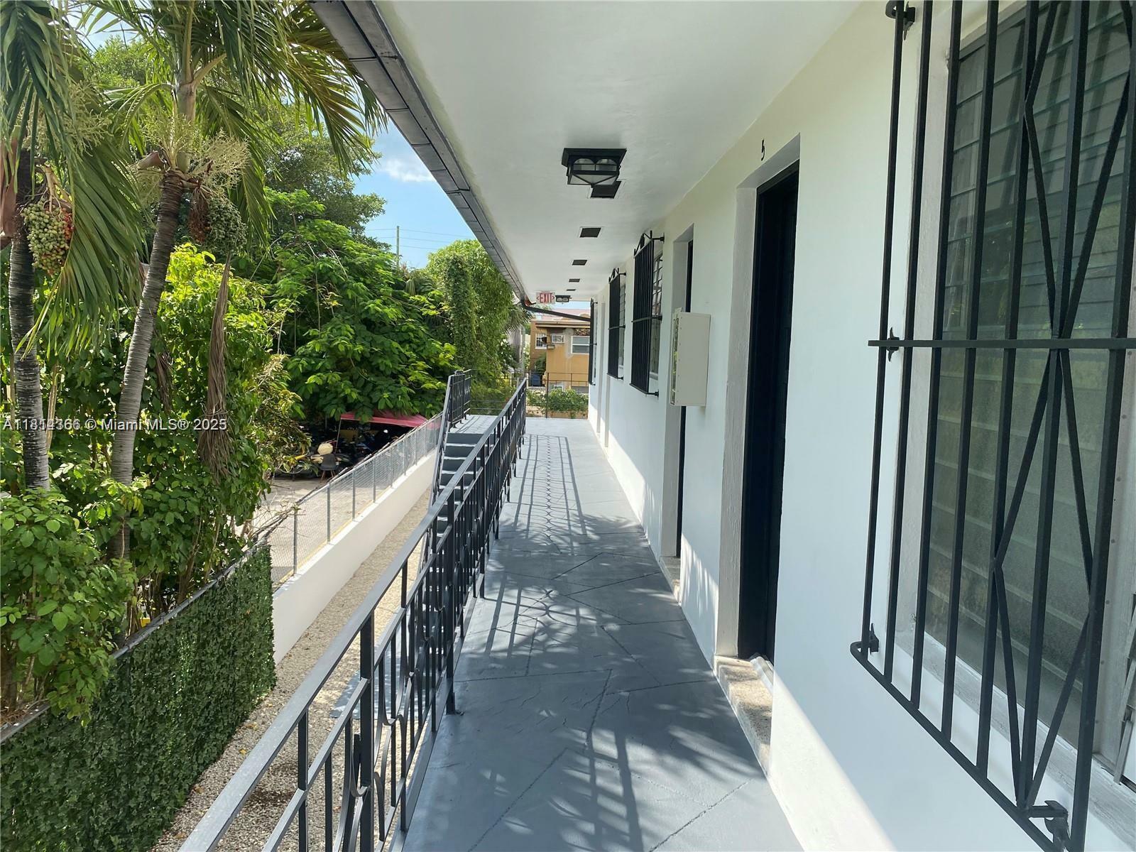 Property Photo: 1168 SW 3rd St 4 FL 33130