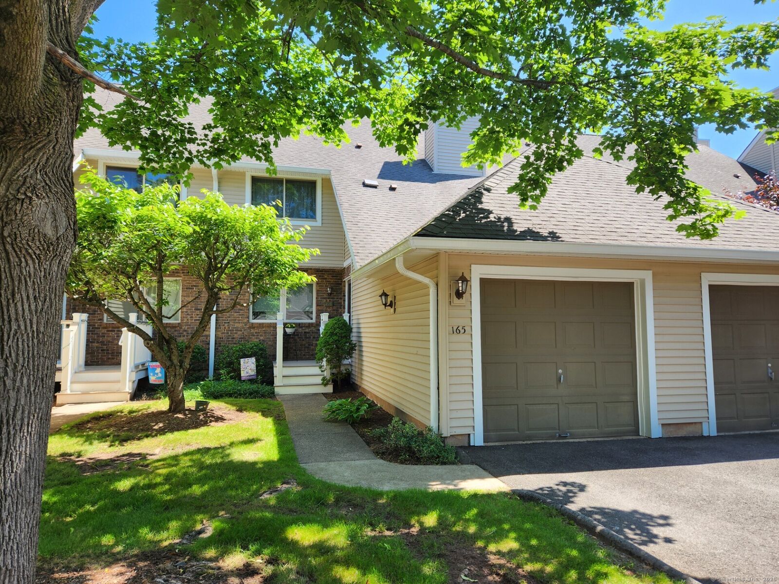 Property Photo: 165 Foxboro Drive 165 CT 06111
