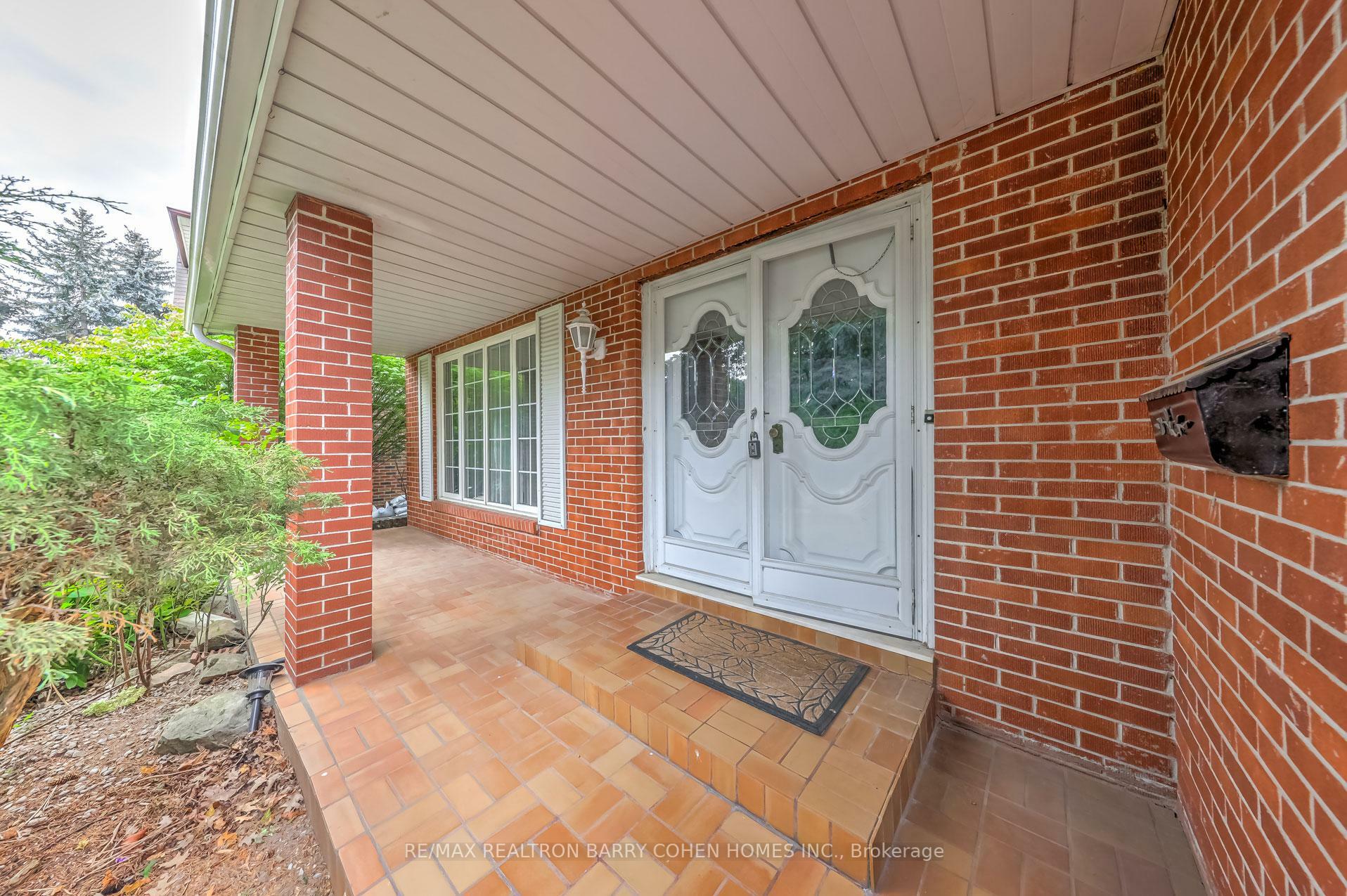Property Photo: 68 Abbeywood Trail ON M3B 3B5