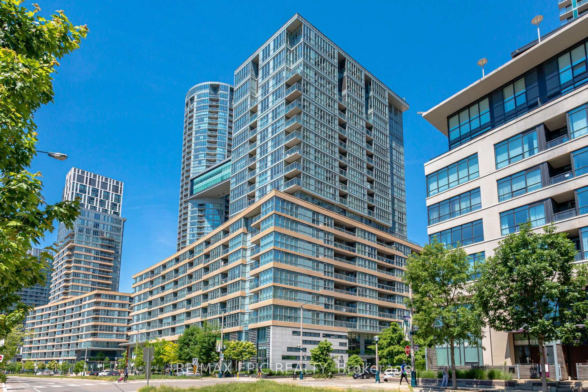 Photo de la propriété: 10 Capreol Court 1610 ON M5V 4B3