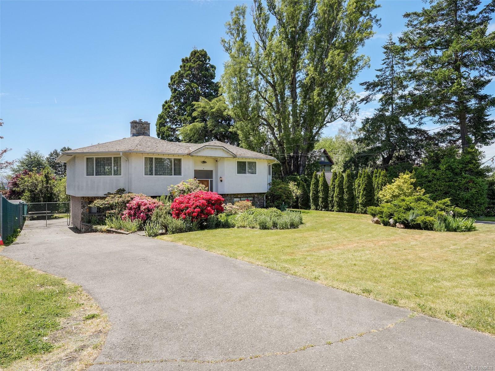 Property Photo: 1531 Knight Ave BC V8P 1K8