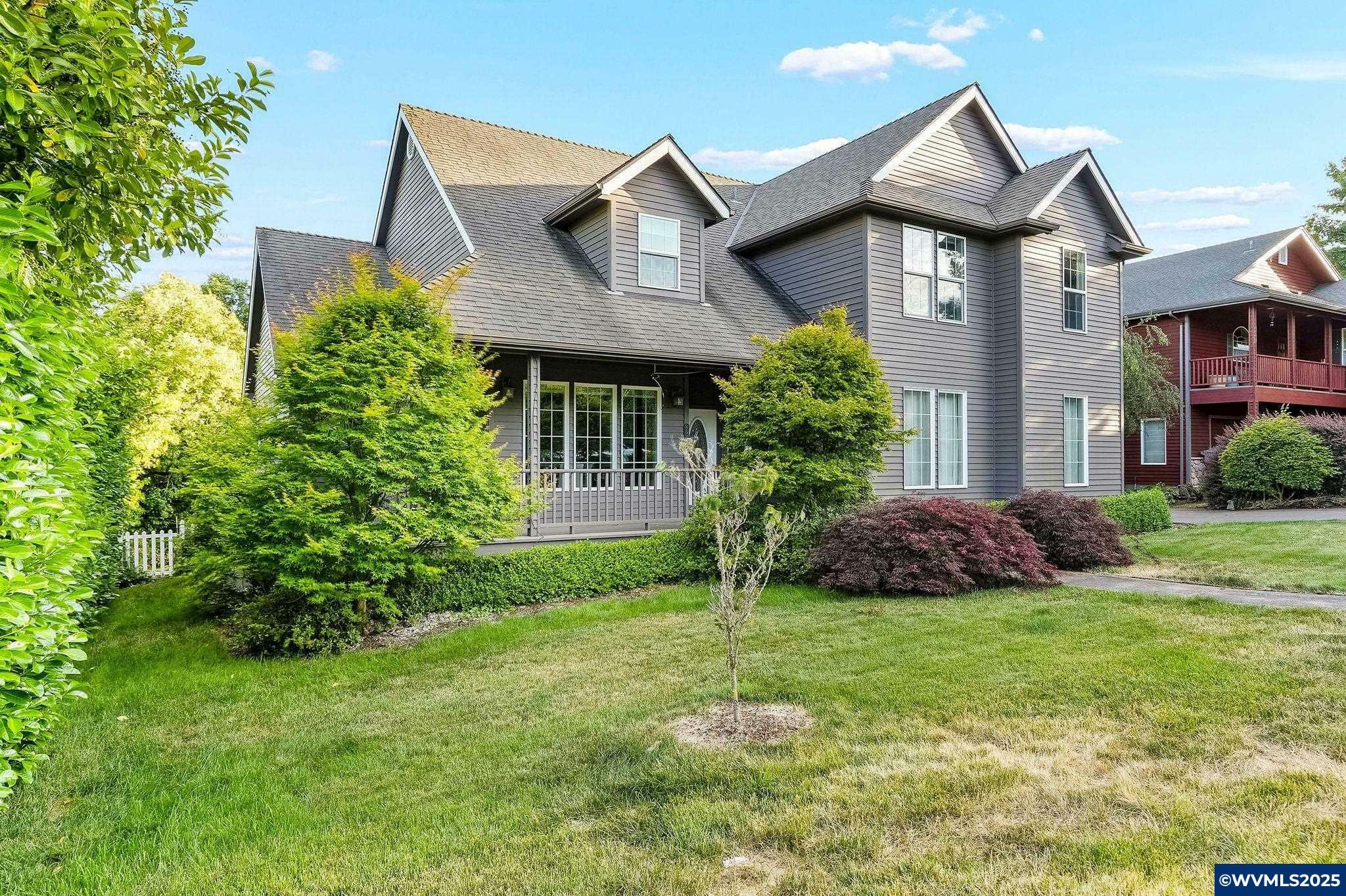Property Photo: 852 Marilyn Dr OR 97370